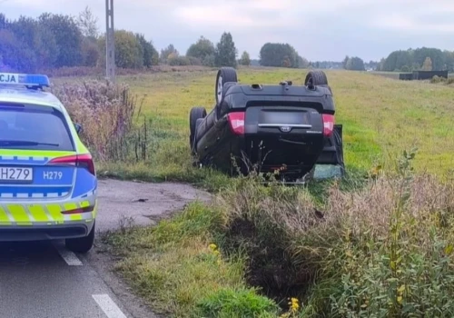 Dachowanie w Garwolinie. Świadek zdążył zadzwonić po pomoc