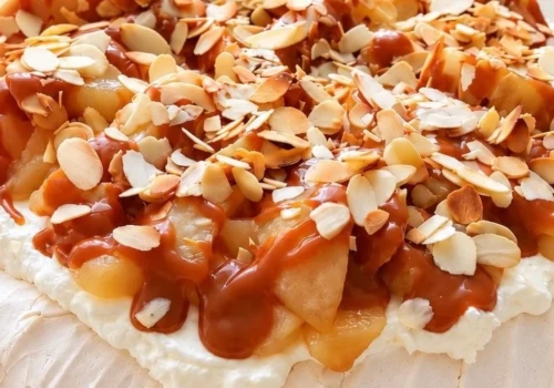 Klasyka w jesiennej odsłonie. Pavlova z jabłkami, gruszkami i karmelem