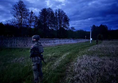 Żołnierz postrzelił migranta na granicy z Białorusią. Zapadł wyrok – jest niewinny