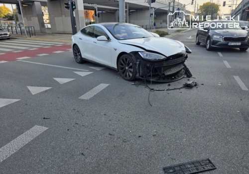 Zderzenie Tesli z Mercedesem na Rondzie Tybetu. Dwie osoby uciekły pieszo