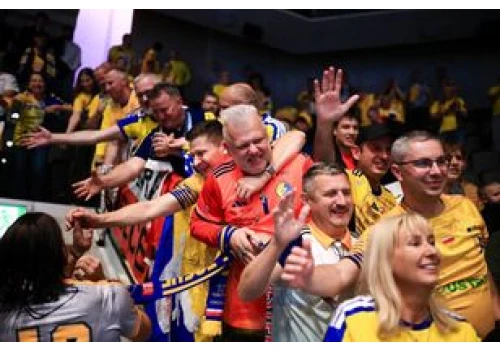 Wielka radość Industrii Kielce. Piłkarze ręczni mistrza Polski z kibicami fetowali zwycięstwo z HC Kriens Lucerna i awans do kolejnej rundy
