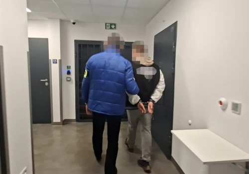 Chwile grozy na stacji w Otwocku. Napastnik z butelką zaatakował pracownicę SKM