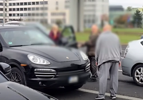 Atak kierowcy Porsche w Warszawie. Świadek twierdzi, że agresor mógł mieć pistolet