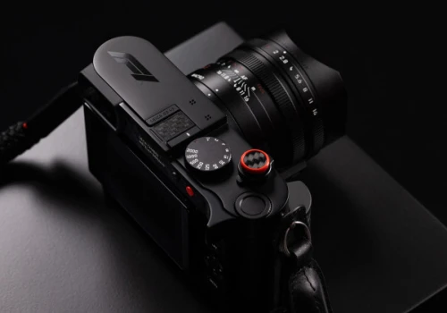 Aparat niczym bolid. Leica Q3 43 Formula 1 Edition ma karbonowe wstawki i okleinę jak z kierownicy