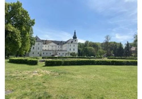 Zabór: Tu warto wybrać się na jesienny spacer. Pogoda sprzyja takim wyprawom. Park w Zaborze i jezioro Liwno