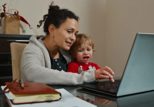 Matki o pracy zdalnej. "Ciągle słyszę, że jak dziecko w żłobku, to pewnie mam czas na paznokcie"