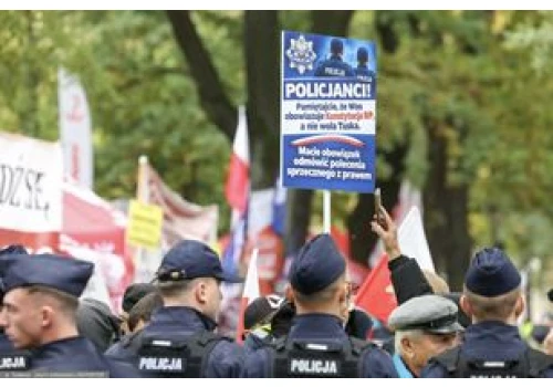 Awantura pod TK. Polacy ocenili działania policji w nowym sondażu