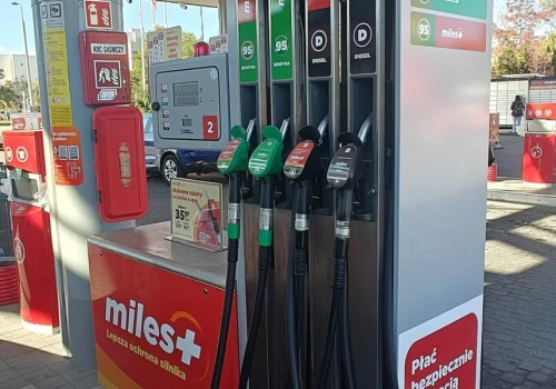 Ceny paliw 22 października 2026. Hurt tanieje, diesel drożeje