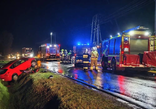 Dwie osoby poszkodowane. Czołowe zderzenie osobówek (ZDJĘCIA)