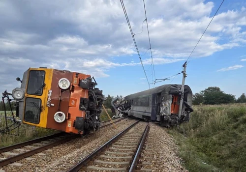 Sokolniki Suche: zmarł kierowca ciężarówki uczestniczącej w katastrofie kolejowej