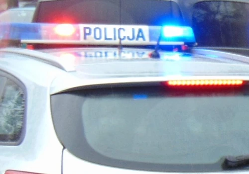 Chciała przepuścić karetkę i doszło do wypadku. Trzy rozbite auta w Warszawie