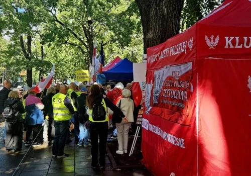 Groźby podpalenia miasteczka przed TK! Uczestnicy gromadzą środki gaśnicze