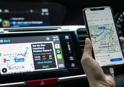 Gemini wreszcie wjeżdża do CarPlay. Kierowcy z iOS mogą teraz korzystać z AI w Mapach Google