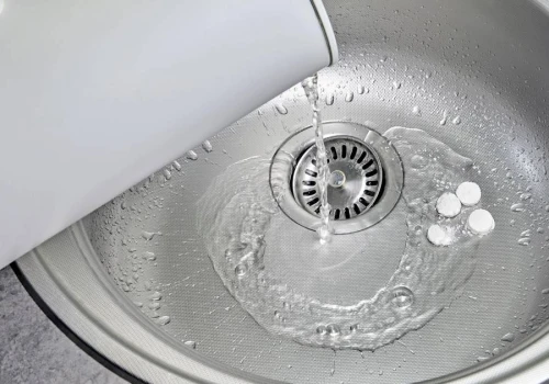 Co się dzieje, kiedy lejesz wrzątek do zlewu? Hydraulik mówi wprost