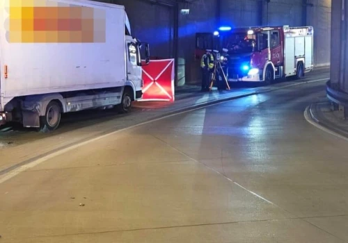 Nie żyje 45-letni kierowca Mercedesa. Samochód stoczył się na autobus