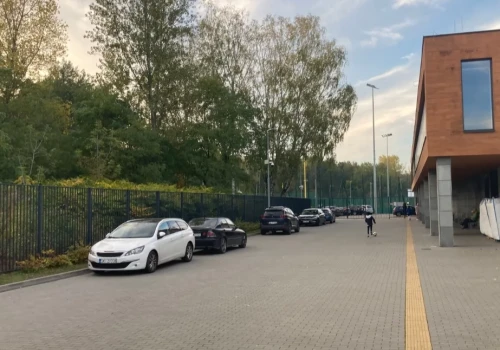 Rodzice ignorowali znak zakazu i podwozili dzieci pod samo boisko. Dlatego wjazd zostanie zamknięty szlabanem