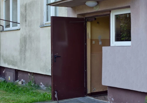 Tak sąsiedzi narażają cały blok na straty. Chodzi o okna i drzwi na klatce