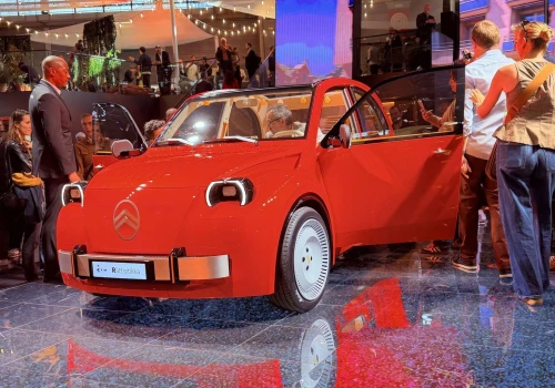 To był prawdziwy szał. Nowy Citroën 2CV porwał tłumy!