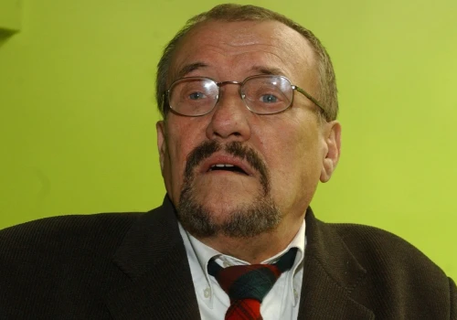Gwiazdor serialu "Kryminalni" wyrzekł się swoich 10 dzieci. Niepojęte, jaki los im zgotował