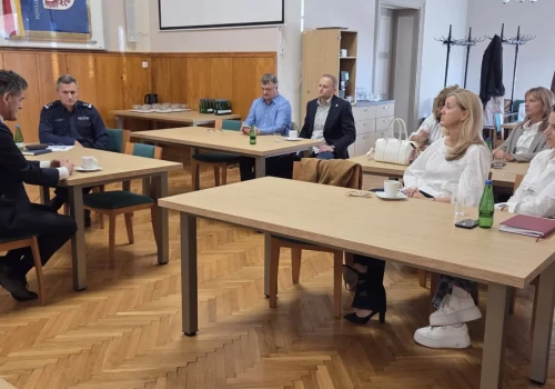 Ząbkowice Śląskie. Bezpieczeństwo szkół: cyberataki, terroryzm i zagrożenia z powietrza