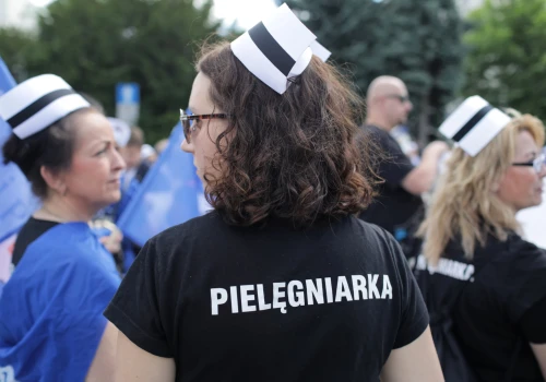 Nowe zasady dla lekarzy i pielęgniarek. Trzy dni na decyzję pod groźbą wypowiedzenia