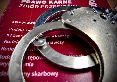 Poszli pić do pustostanu. Gdy 53-latek zapytał o swoje rzeczy, został pobity