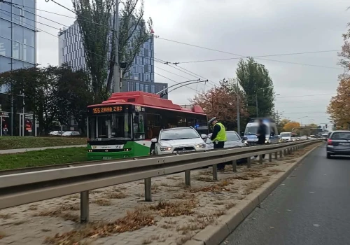 Zderzenie dwóch aut na Al. Kraśnickiej w Lublinie. Lewy pas zablokowany