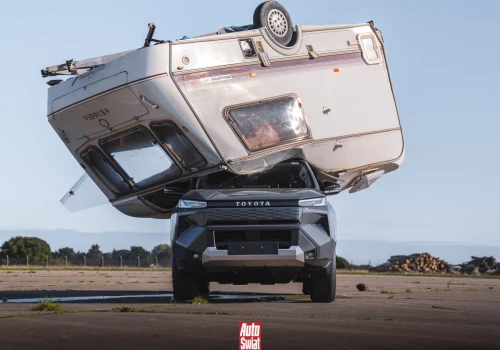 Po co Toyota zrzuciła na nowego Hiluxa przyczepę kempingową? Chciała coś udowodnić. I udowodniła