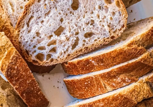 Chleb w lodówce czerstwieje szybciej niż na blacie. Nie chodzi o wysychanie, tylko o skrobię, która wraca do dawnej formy