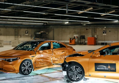 Mercedes rozbił dwa CLA z różnymi napędami. Kabiny pasażerskie pozostały stabilne, a obudowa akumulatora przetrwała