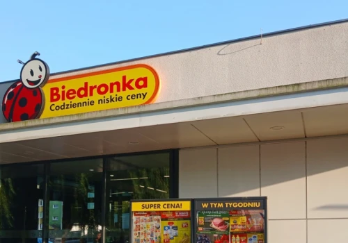 Nietypowa współpraca Biedronki z bankiem. Klienci mogą dostać 300 zł