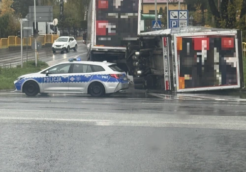 Utrudnienia na skrzyżowaniu ul. Legionów z DK-1. Doszło do wywrotki przyczepy samochodu ciężarowego