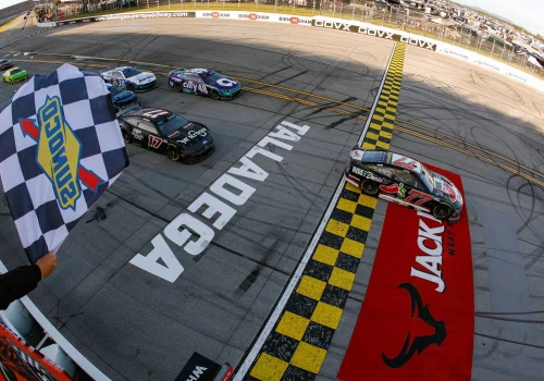 Rywalizacja o mistrzostwo NASCAR na ostatniej prostej – wyścigi w Talladedze i Martinsville na żywo w Motowizji