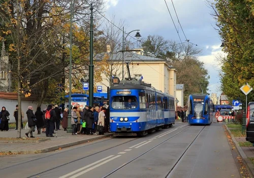 Kraków szykuje się na Wszystkich Świętych – zmiany w komunikacji miejskiej i organizacji ruchu