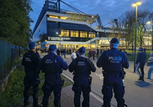 Szedł na mecz Wisły Kraków, został zaatakowany. Policja szuka świadków