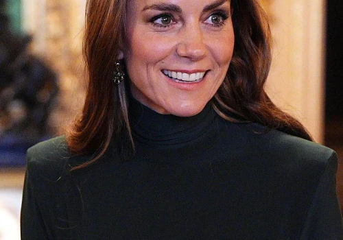 Brązowy sweter fair isle w stylu Kate Middleton to szykowny i przytulny wybór na jesień. Znalazłam 4 podobne swetry z wełny