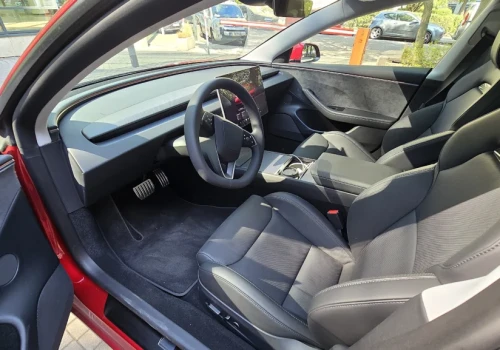 Tesla traci najmniej, chińskie marki najwięcej. Które elektryki najlepiej trzymają wartość?