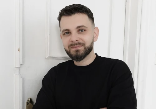 Premierowo na Fashion Biznes: Łukasz Podwika wraca po dekadzie. Polski projektant otwiera nowy rozdział pod własnym nazwiskiem