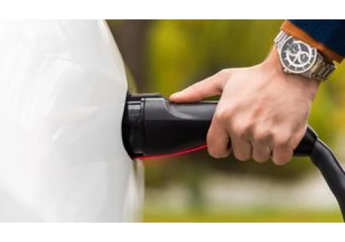 Jesienny chłód pokazuje, czym naprawdę różni się hybryda od plug-ina