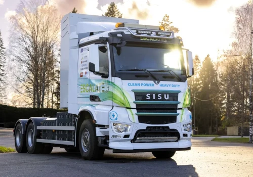 68 ton, 540 kilometry i fińskie Sisu na prąd oraz wodór – ciągnik inny niż wszystkie