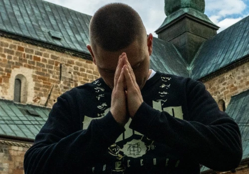 „Bóg jest wielki” – Rastek z bardzo osobistym singlem