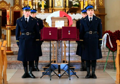 Ostatnie pożegnanie 27-letniego strażaka. Bartłomiej Pieróg spoczął w Racławicach