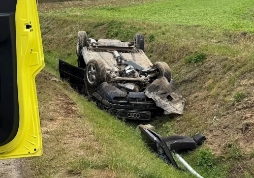 Audi dachowało koło cmentarza. Kierowca został uwięziony w pojeździe