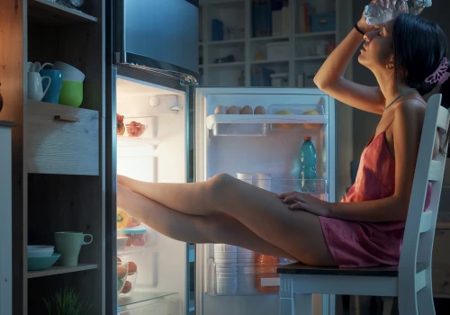 Fale gorąca nie dają spokoju? Mogą dopadać już przed 30. Lekarka mówi, skąd się biorą