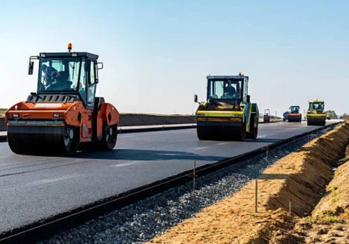 Leją asfalt tam, gdzie orał. Rolnik nie składa lemiesza