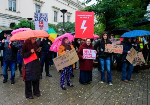 „Czerwona kartka za aborcję”. Manifestacje w Łodzi i Piotrkowie