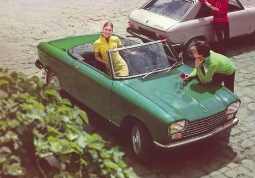 Ma tylko 3,73 m i 53 KM. Peugeot 204 Cabriolet świętuje 60 lat w Bolonii