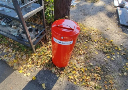 Czerwony kosz na cmentarzu wywoła popłoch 1 listopada. Błąd i grzywna to 5 tys. zł