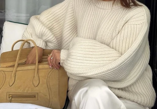 Prosty krój, ale rękawy przyciągają wzrok. Reserved ma sweter za 7 dyszek, H&M ma podobne