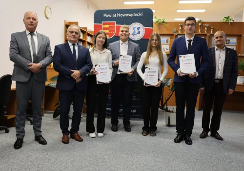Średnia 6,0 i stypendia dla 196 uczniów! Powiat Nowosądecki nagradza najlepszych